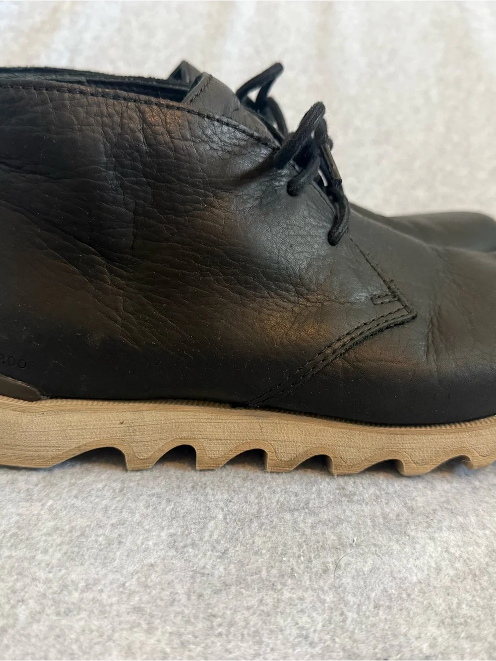 Sorel Men's Black Leather Chukka Boots with Tan Sole